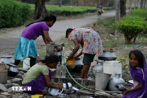 Người dân lấy nước sinh hoạt tại ngoại ô Siliguri, Ấn Độ. (Nguồn: AFP/TTXVN) 