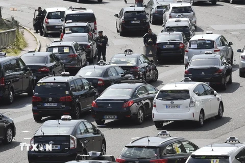 Biểu tình phản đối dịch vụ Uber tại Pháp. (Nguồn: AFP/TTXVN)