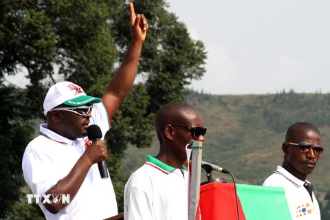Tổng thống Burundi Pierre Nkurunziza phát biểu trong chiến dịch vận động tranh cử tại Bujumbura. (Nguồn: AFP/TTXVN)