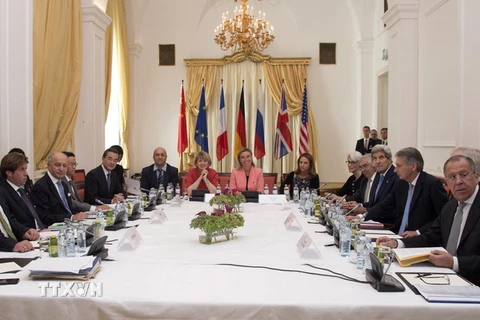 Các Ngoại trưởng Nhóm P5+1 và Đại diện cấp cao EU Federica Mogherini (giữa) tại một cuộc đàm phán. (Nguồn: AFP/TTXVN)