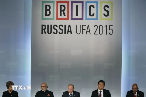 Tổng thống nước chủ nhà Vladimir Putin (giữa) và các nhà lãnh đạo BRICS tại hội nghị. (Nguồn: AFP/TTXVN) 