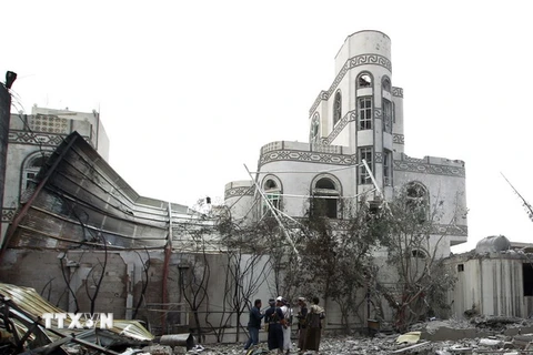 Nhà cửa bị phá hủy sau đợt không kích ở thủ đô Sanaa ngày 6/7. (Nguồn: AFP/TTXVN) 
