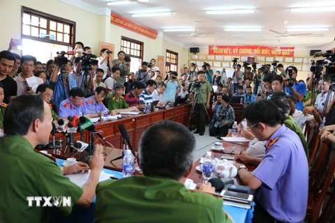 Quang cảnh buổi họp báo vụ án giết 6 người trong gia đình ở Bình Phước. (Ảnh: K'H/TTXVN)