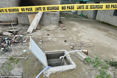 Lần cuối Guzman được nhìn thấy trên camera an ninh là vào lúc 8 giờ 52 phút khi y đi vào khu vực nhà tắm ở nhà tù Altiplano, cách thủ đô Mexico City 90km về phía Tây vào tối 11/7. (Nguồn: Dailymail)