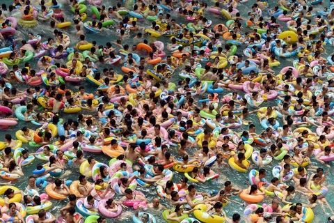 Ngày 9/7, hơn 8.000 người ở thành phố Suining, Tứ Xuyên, Trung Quốc đã tập trung tại hồ nước mặn để giải nhiệt khi nhiệt độ lên tới 40 độ C.