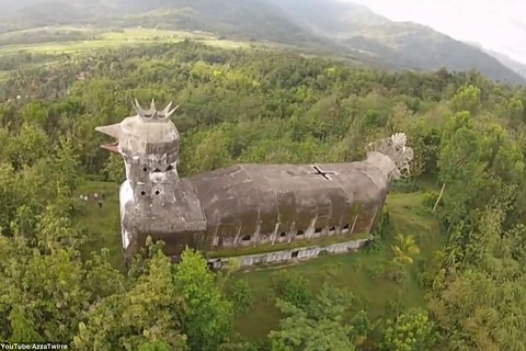 Tòa nhà khổng lồ được người dân địa phương gọi là Gereja Ayam (Nhà thờ Con gà) ẩn mình trong một khu rừng ở Indonesia. (Nguồn: Dailymail)