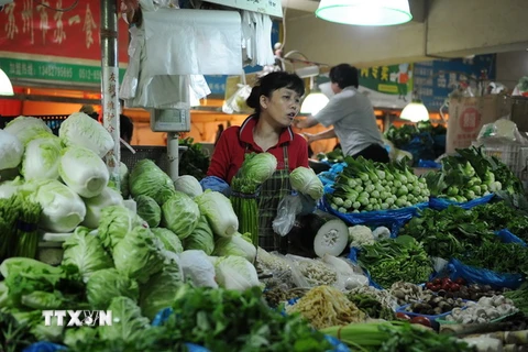 Rau củ được bán tại một khu chợ ở Thượng Hải. (Nguồn: AFP/TTXVN) 