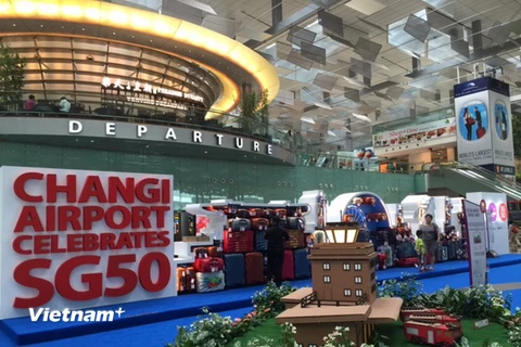 Một góc khu trưng bày 50 biểu tượng của Singapore nhân dịp kỷ niệm 50 năm ngày Quốc khánh tại sân bay quốc tế Changi.(Ảnh: Mỹ Bình/​Vietnam+)