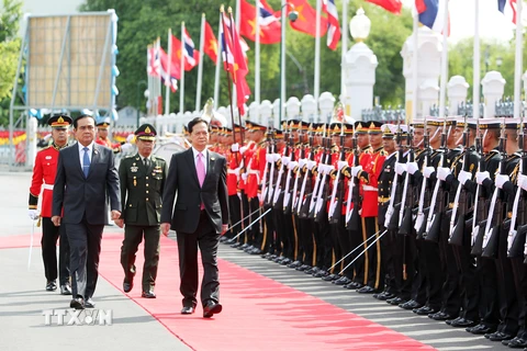 Thủ tướng Thái Lan Prayut Chan-o-cha và Thủ tướng Nguyễn Tấn Dũng duyệt đội danh dự. (Ảnh: Đức Tám/TTXVN) 
