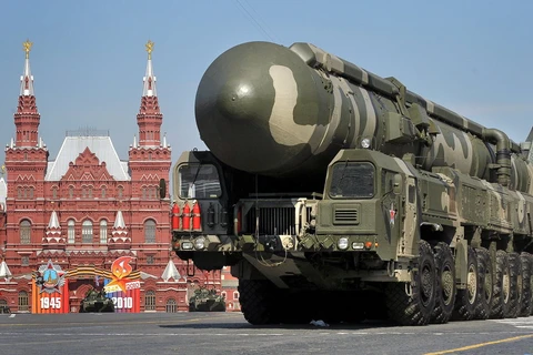 Tên lửa đạn đạo xuyên lục địa Topol-M đi qua Quảng trường Đỏ trong buổi diễu hành Chiến thắng Vệ quốc ở Moskva ngày 9/5/2010. (Nguồn: Sputniknews)