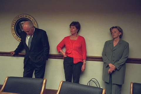 Đệ nhất phu nhân Lady Laura Bush cùng gia đình cựu Phó tổng thống Cheney tham gia vào buổi liên lạc được biệt được tổ chức ở phòng tầng hầm. (Nguồn: Pbs.org)