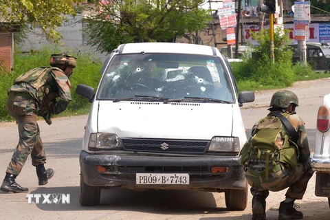 Binh sỹ Ấn Độ trong cuộc đọ súng với những kẻ tấn công tại đồn cảnh sát ở thị trấn Dinanagar. (Nguồn: AFP/TTXVN)