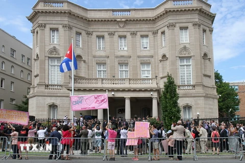 Quốc kỳ Cuba tung bay tại Đại sứ quán nước này ở Thủ đô Washington. (Ảnh: Thanh Tuấn/TTXVN) 