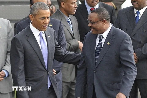 Thủ tướng Ethiopia Hailemariam Desalegn (phải) đón Tổng thống Mỹ Barack Obama tại sân bay Bole ở thủ đô Addis Ababa ngày 26/7. (Nguồn: AFP/TTXVN)