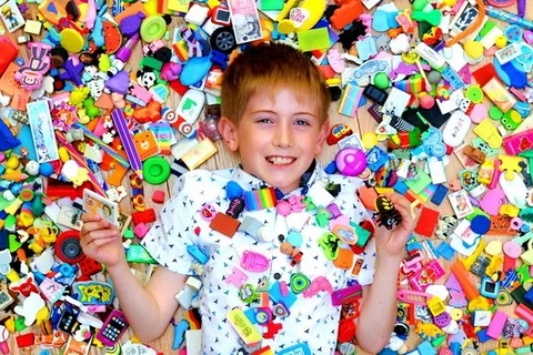 Matthew Waring, cậu bé 9 tuổi ở Lancashire (Anh) đã ghi tên mình trong sách kỷ lục Guinness thế giới nhờ bộ sưu tập tẩy. (Nguồn: CCTVNews)