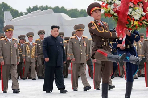 Ông Kim Jong Un đặt vòng hoa tưởng niệm các liệt sỹ Trung Quốc. (Nguồn: CCTVNews)