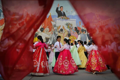 Các sinh viên tham gia buổi khiêu vũ công chúng trước bức tranh vẽ cố lãnh đạo Triều Tiên Kim Il Sung đang phát biểu ngày 27/7. (Nguồn: Sputniknews)
