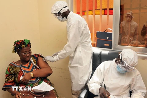 Tiêm vaccine VSV-ZEBOV phòng Ebola tại trung tâm y tế ở Conakry, Guinea ngày 10/3/2015. (Nguồn: AFP/TTXVN)