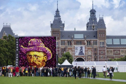 Một bức chân dung của họa sỹ được làm từ 50.000 bông hoa đã được trưng bày tại Museumplein, Amsterdam để đón chào khách thăm quan đến hết tuần. (Nguồn: CCTVNews)