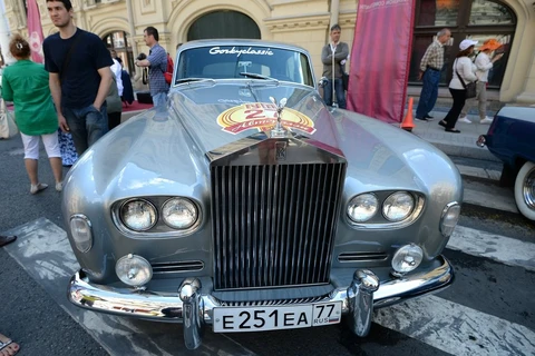 Chiếc Rolls-Royce màu bạc năm 1962 là thí sinh ngoại quốc duy nhất tại cuộc đua. (Nguồn: Sputniknews)