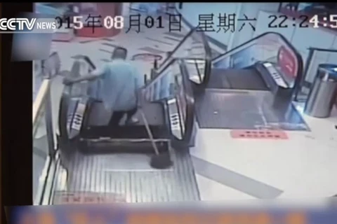 Lại có thêm một tai nạn thang cuốn kinh hoàng nữa xảy ra tại Trung Quốc khi một nhân viên lau dọn trung tâm thương mại ở Thượng Hải đã buộc phải cắt bỏ một bên chân do mắc kẹt vào thang cuốn hôm 1/8.