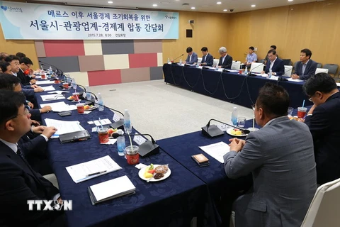 Thị trưởng thành phố Seoul chủ trì cuộc họp khôi phục kinh tế sau khi Chính phủ công bố dịch bệnh MERS chấm dứt ngày 28/7. (Nguồn: Yonhap/TTXVN) 