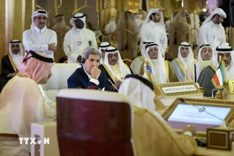 Ngoại trưởng Mỹ John Kerry (thứ hai, trái) và Tổng thư ký Hội đồng Hợp tác vùng Vịnh Abdullatif bin Rashid Al Zayani of Bahrain (thứ hai, phải) cùng Ngoại trưởng các nước GCC trong cuộc họp tại Doha, Qatar ngày 3/8. (Nguồn: AFP/TTXVN) 