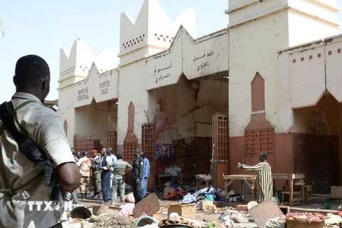 Binh sỹ Chad phong tỏa hiện trường vụ đánh bom. (Nguồn: AFP/TTXVN) 