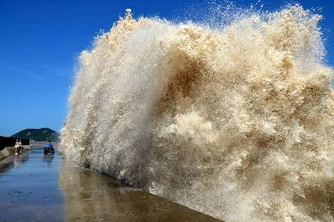 Những cơn sóng dữ đang táp vào bờ ở các tỉnh Phúc Kiến và Chiết Giang, miền Đông Trung Quốc. (Nguồn: CCTVNews)