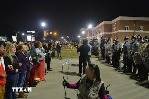 Cảnh sát được triển khai duy trì an ninh trật tự bên ngoài Sở cảnh sát Ferguson ngày 12/3. (Nguồn: AFP/TTXVN)