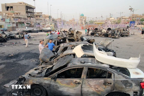 Hiện trường vụ đánh bom xe tại một khu chợ đông đúc ở quận Sadr, thủ đô Baghdad. (Nguồn: AFP/TTXVN)