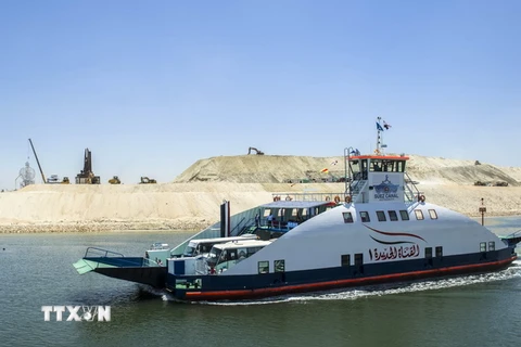 Tàu thuyền vận hành trên kênh đào Suez mới tại thành phố cảng Ismailiya, phía Đông thủ đô Cairo ngày 6/8. (Nguồn: AFP/TTXVN) 