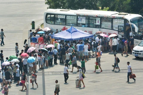 Dòng người tập trung trước cửa Trung tâm hiến múa và các trạm hiến máu lưu động ở Thiên Tân.