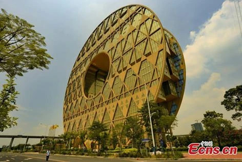 Đi dọc sông Pearl, Quảng Châu, Trung Quốc, nhiều du khách sẽ phải bất ngờ khi chứng kiến tòa nhà hình đồng xu. 