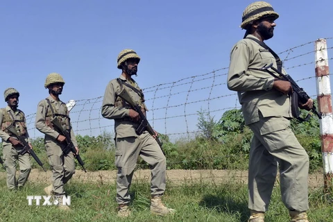 Binh lính Pakistan tuần tra tại khu vực Wagah, giáp Ấn Độ. (Nguồn: AFP/TTXVN) 