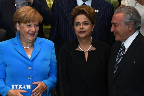 Thủ tướng Đức Angela Merkel (trái) và Tổng thống Brazil Dilma Rousseff (giữa) trước cuộc gặp ở Brasilia ngày 19/8. (Nguồn: AFP/TTXVN) 