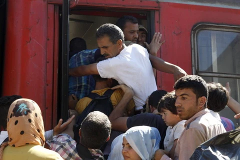 Những người di cư đang 'tấn công' một đoàn tàu ở biên giới Hy Lạp-Macedonia, với hy vọng sẽ được chở sang Serbia. (Nguồn: La Repubblica)