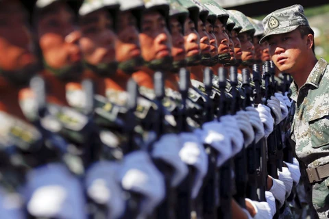 Một sỹ quan đang hướng dẫn những người lính đứng thẳng hàng trong buổi tập. (Nguồn: Sputniknews)