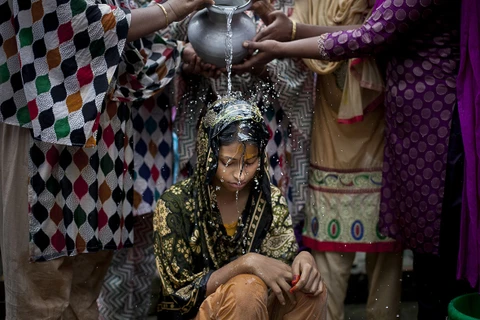 Cô dâu Nasoin Akhter 15 tuổi được làm lễ tắm vào ngày cưới. (Nguồn: getty Images)