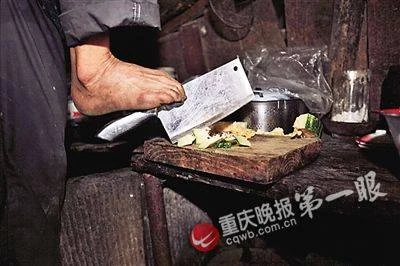 Ông vẫn có thể cắt thức ăn và làm nông bằng chân. (Nguồn: CCTVNews)