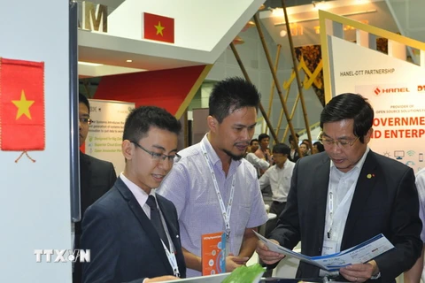 Bộ trưởng Bộ Thông tin Truyền thông, Nguyễn Bắc Son tham quan gian hàng Việt Nam tại Triển lãm Hội tụ Kuala Lumpur 2014. (Ảnh: Kim Dung-Chí Giáp/TTXVN) 