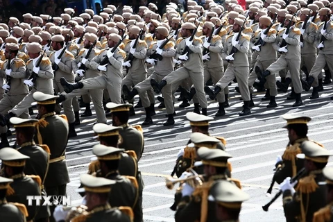 Lực lượng vũ trang Iran tham gia lễ duyệt binh nhân Ngày Quân đội ở Tehran. (Nguồn: AFP/TTXVN) 