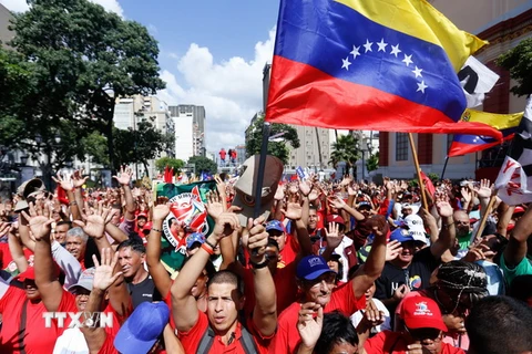 Người dân Venezuela tuần hành phản đối nhóm bán quân sự và ủng hộ việc đóng cửa biên giới với Colombia tại Caracas ngày 28/8. (Nguồn: AFP/TTXVN) 