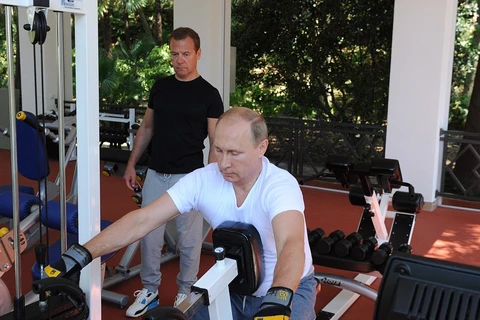 Không xa lạ với việc luyện tập, Tổng thống Putin đang hướng dẫn Thủ tướng Nga làm sao để đạt được hiệu quả tốt nhất khi tập thể hình. (Nguồn: Dailymail)