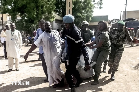 Nhân viên an ninh chuyển thi thể nạn nhân vụ đánh bom kép tại Maroua, bắc Cameroon ngày 22/7. (Nguồn: AFP/TTXVN) 