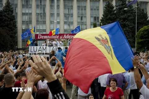 Hàng chục nghìn người biểu tình đòi Tổng thống từ chức tại Chisinau. (Nguồn: AFP/TTXVN) 