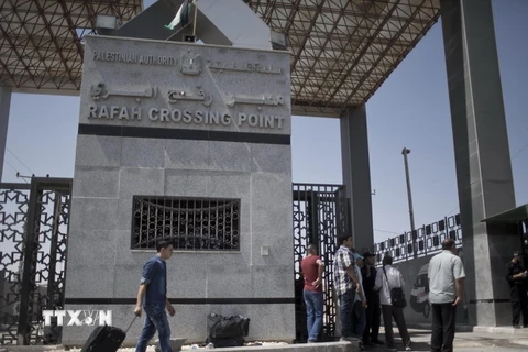 Người Palestine chờ qua cửa khẩu ở thành phố Rafah, miền Nam Dải Gaza ngày 20/8. (Nguồn: AFP/TTXVN) 