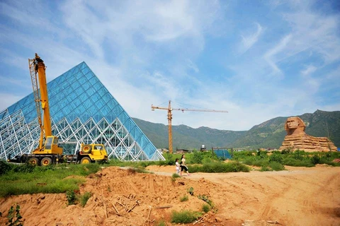 Một phim trường ngoài trời ở ngoại ô Thạch Gia Trang, tỉnh Hồ Bắc, Trung Quốc đang cố gắng xây dựng Tượng Nhân Sư của Ai Cập đứng cạnh Kim tự tháp Louvre của Pháp.