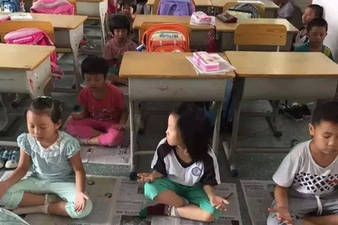 Một trường tiểu học ở Phật Sơn, Quảng Đông, Trung Quốc mới đây đã ban hành một quy định yêu cầu trẻ em không nên ngủ trong giờ nghỉ trưa, thay vào đó, các em sẽ phải ngồi thiền như nhà sư.