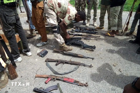 Binh sỹ Nigeria trưng bày số vũ khí thu giữ của Boko Haram trong một chiến dịch truy quét ở thị trấn Dikwa, bang Đông Bắc Borno ngày 26/7.